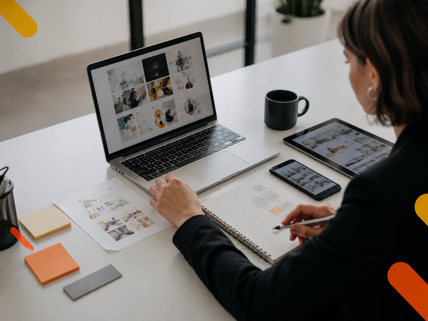 Profesional de KETMAR SOLUCIONES creando y organizando contenido digital para plataformas en internet.